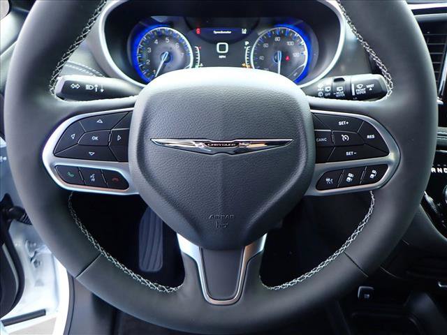 New 2026 Chrysler Pacifica Select AWD/4WD image 16