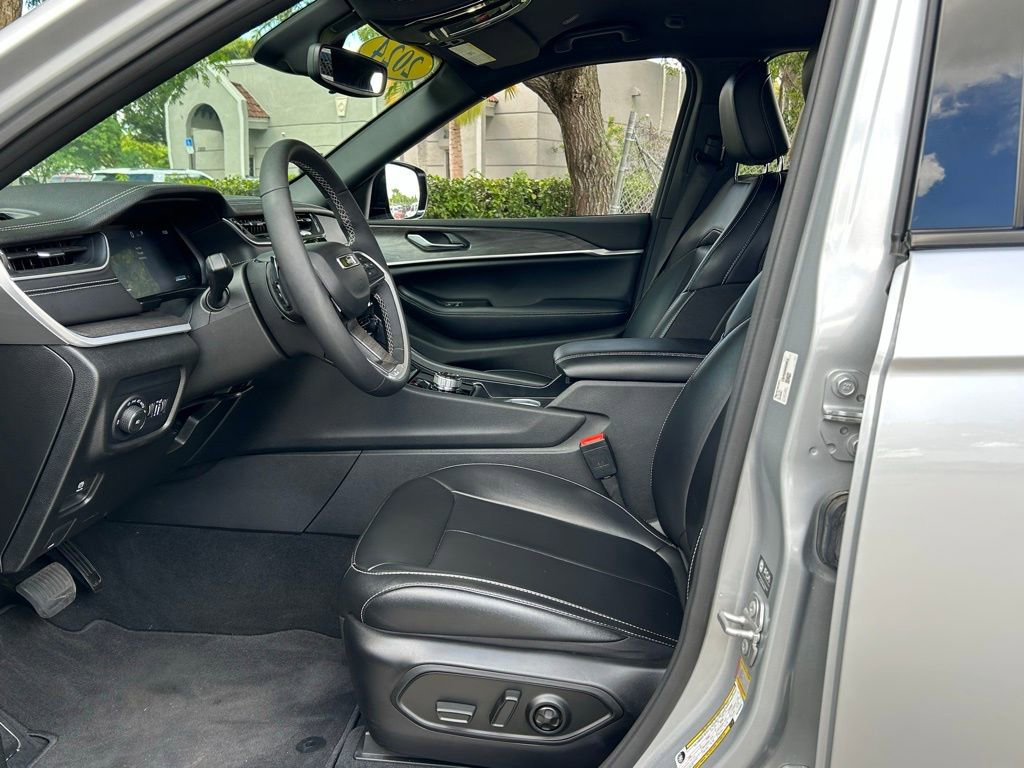 Certified 2024 Jeep Grand Cherokee Limited w/ Black Appearance Package image 18