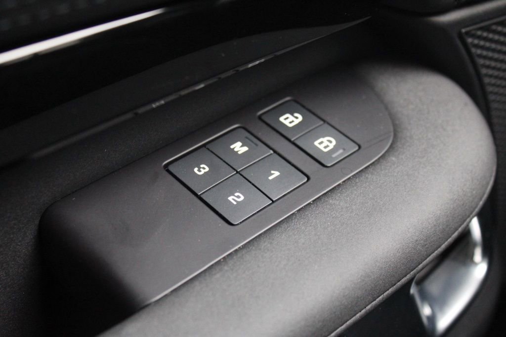 Certified 2025 Land Rover Discovery S image 15