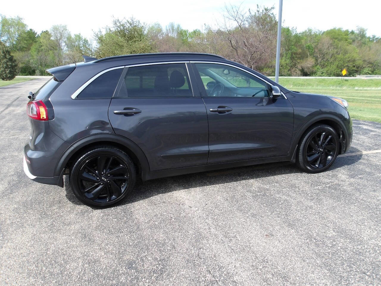 Used 2018 Kia Niro EX w/ EX Touring Graphite Edition FWD image 12
