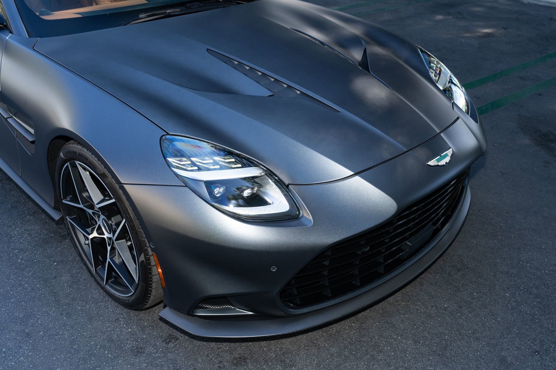 Used 2025 Aston Martin Vanquish RWD image 9