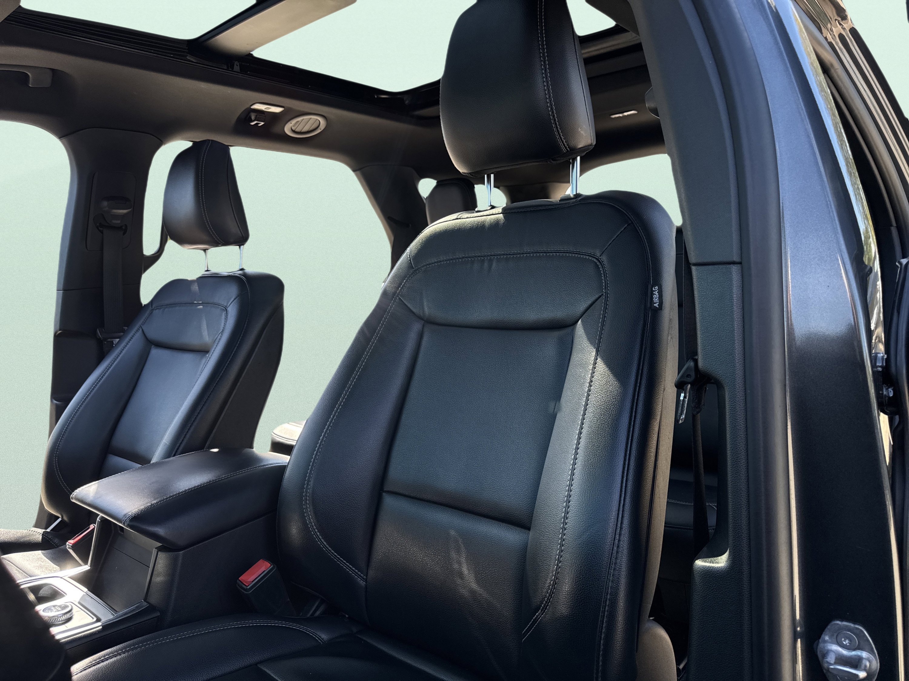 Used 2020 Ford Explorer XLT w/ Equipment Group 202A image 17