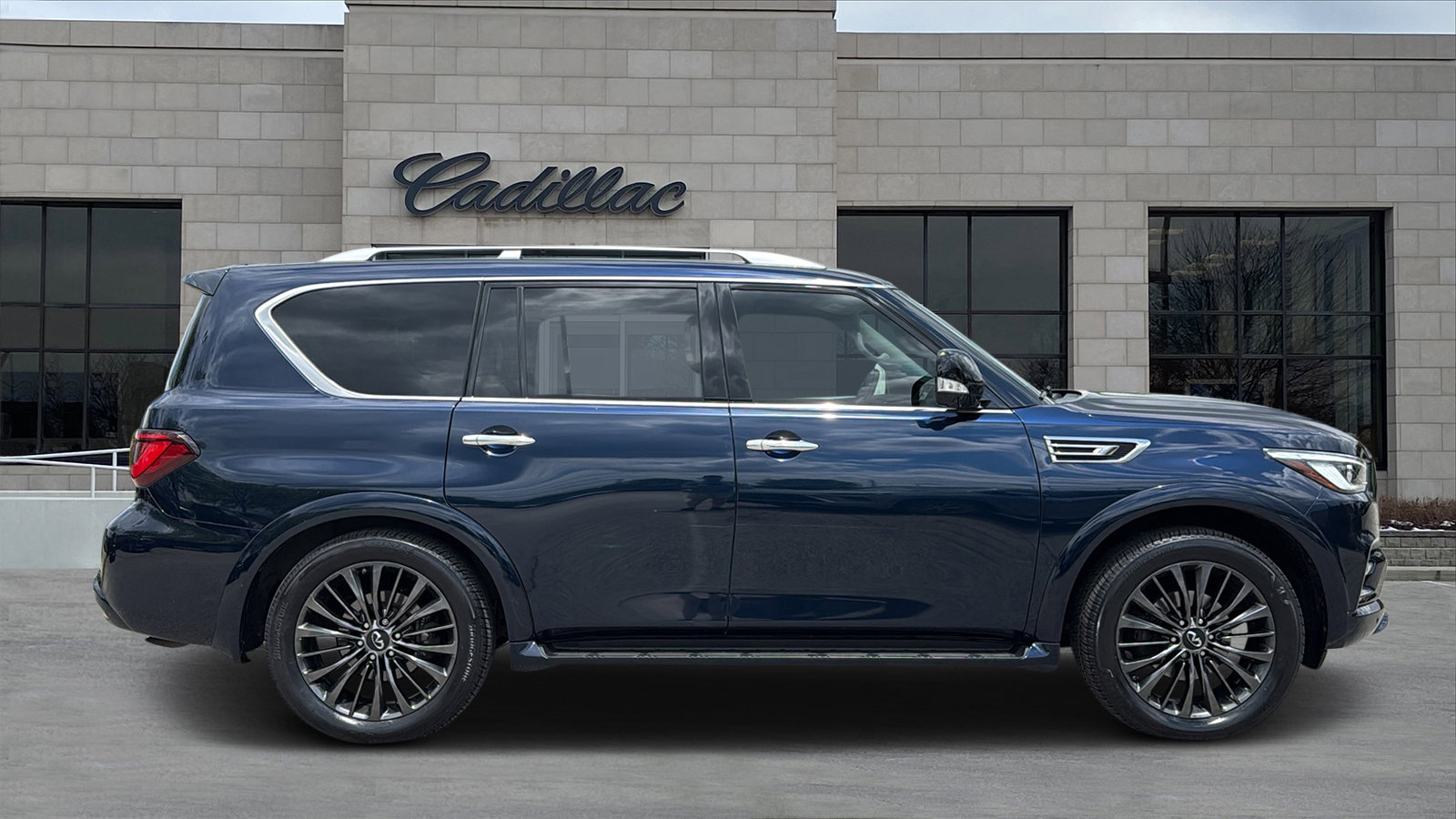 Used 2021 INFINITI QX80 Premium Select w/ All-Season Package AWD/4WD image 2