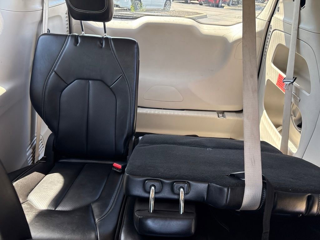 Used 2023 Chrysler Pacifica Touring-L FWD image 13