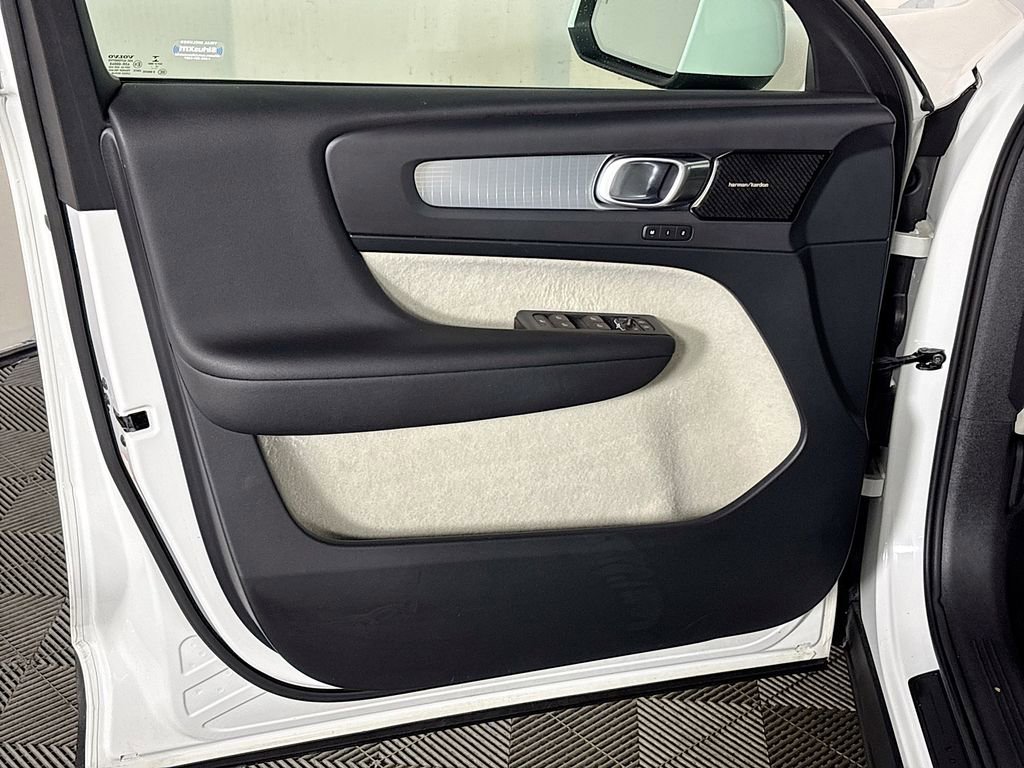 Used 2019 Volvo XC40 T5 Momentum image 10