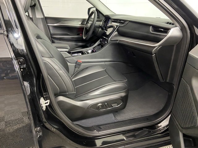 Used 2023 Jeep Grand Cherokee L Limited w/ Luxury Tech Group II image 12