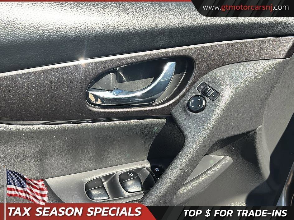 Used 2018 Nissan Rogue SV image 18