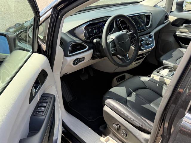 Certified 2023 Chrysler Pacifica Touring-L image 27