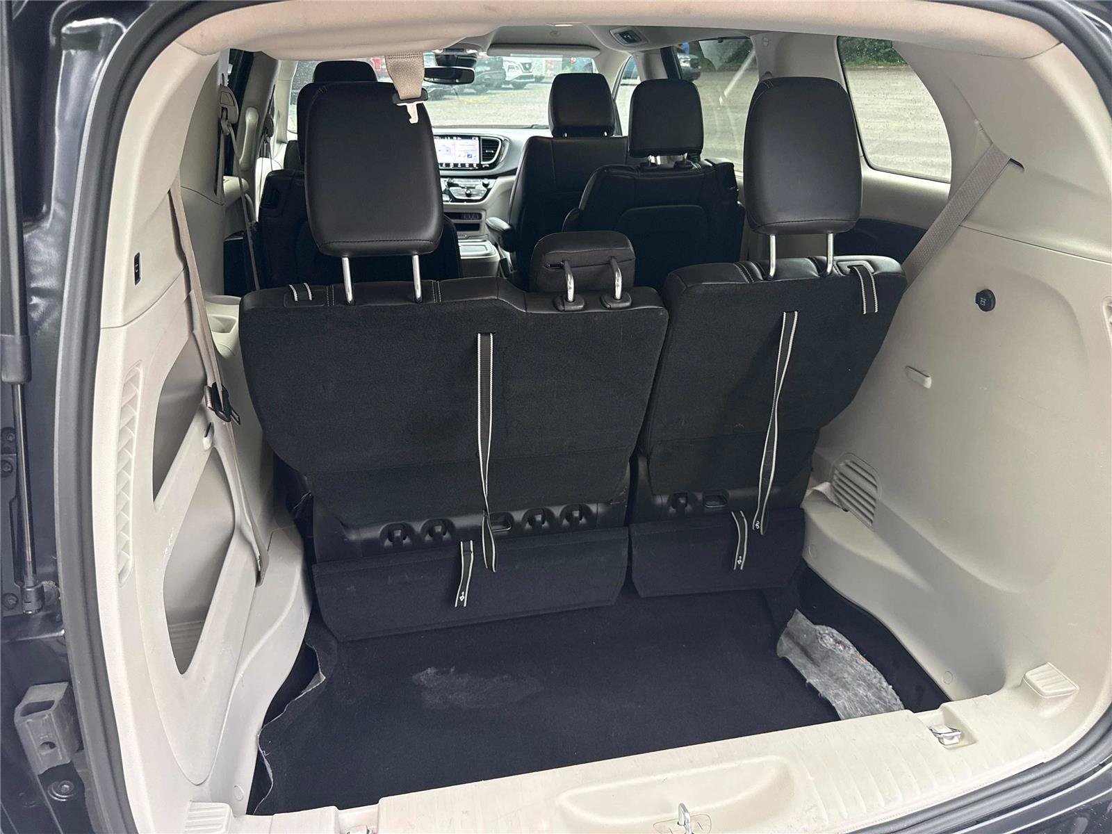 Used 2023 Chrysler Pacifica Touring-L FWD image 33
