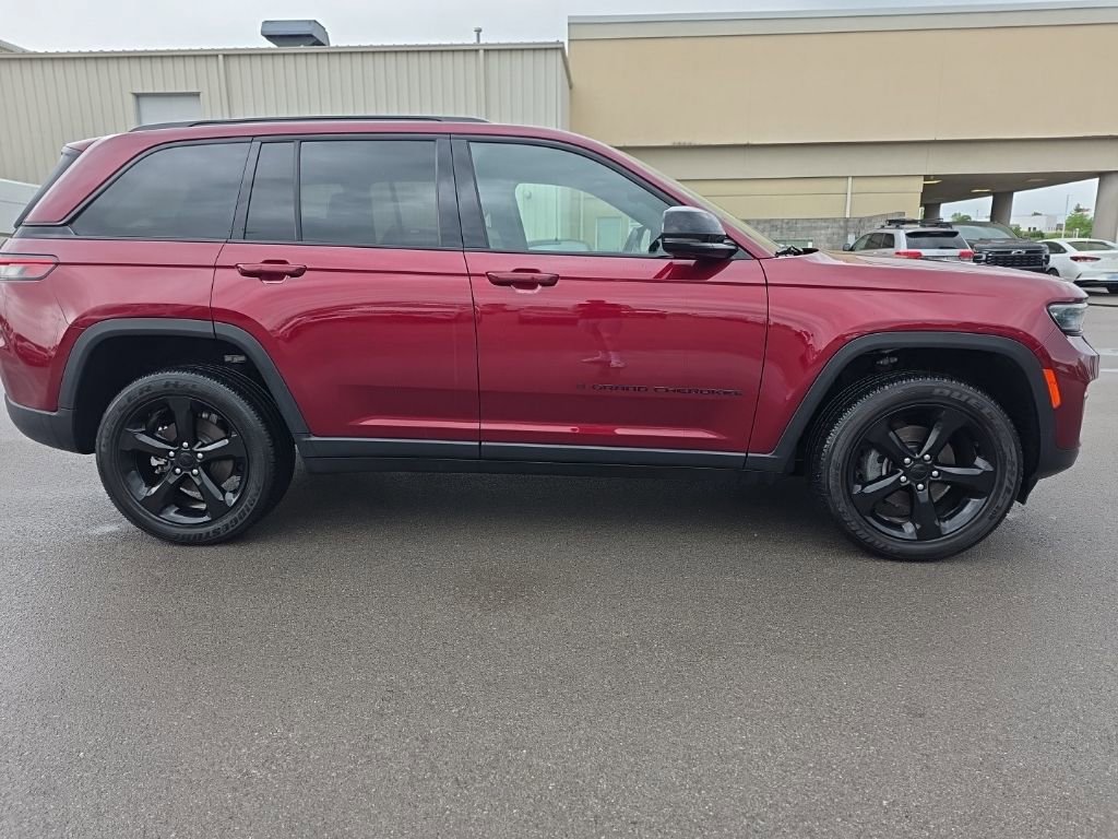 Used 2023 Jeep Grand Cherokee Altitude AWD/4WD image 4