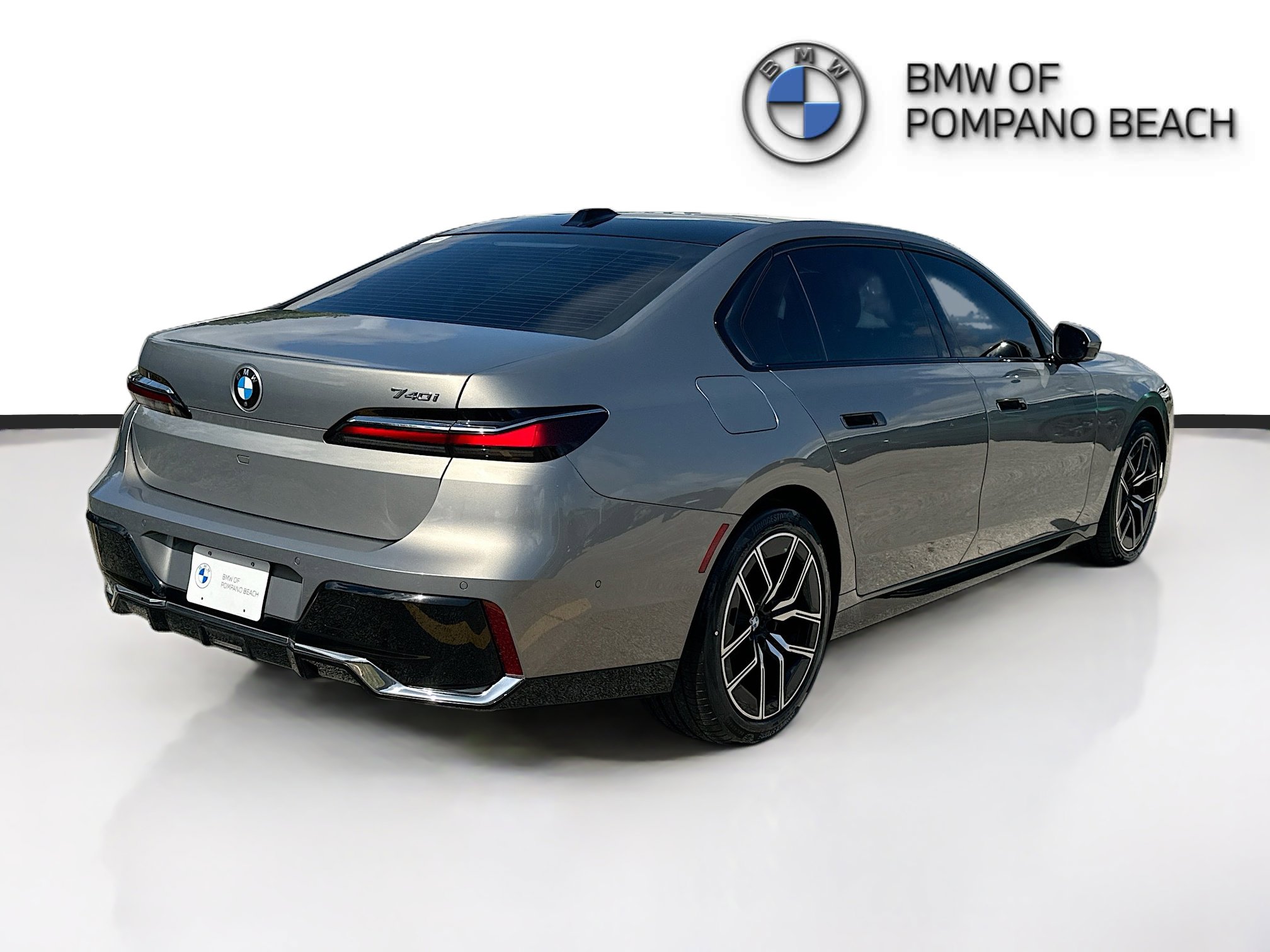 Used 2023 BMW 740i w/ Parking Assistance Package image 7