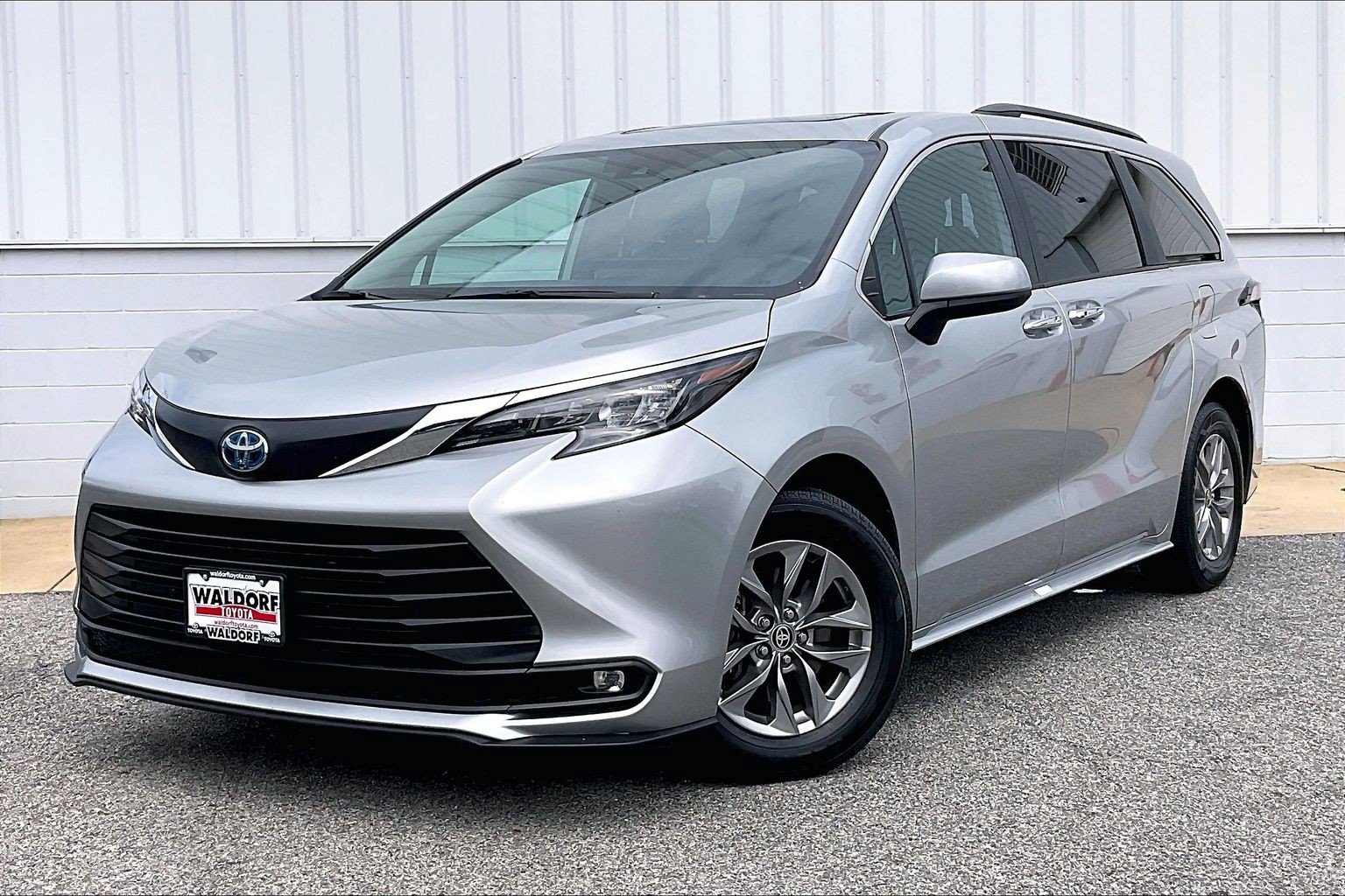 Used 2025 Toyota Sienna XLE FWD image 2
