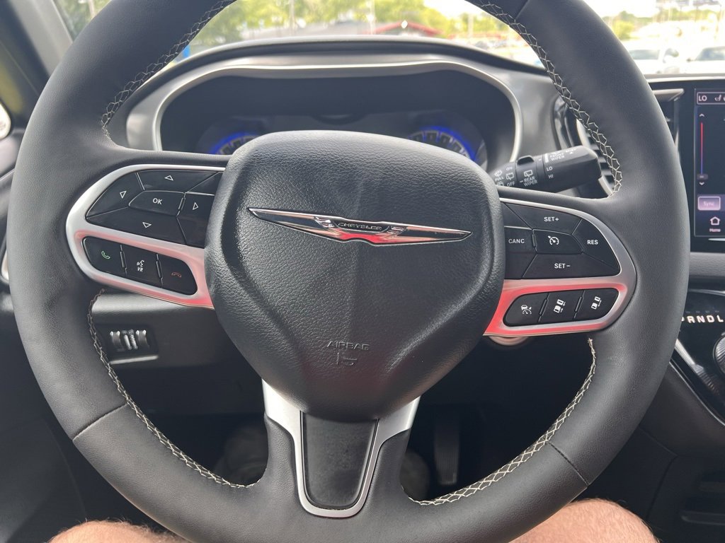 Used 2025 Chrysler Pacifica Select image 19
