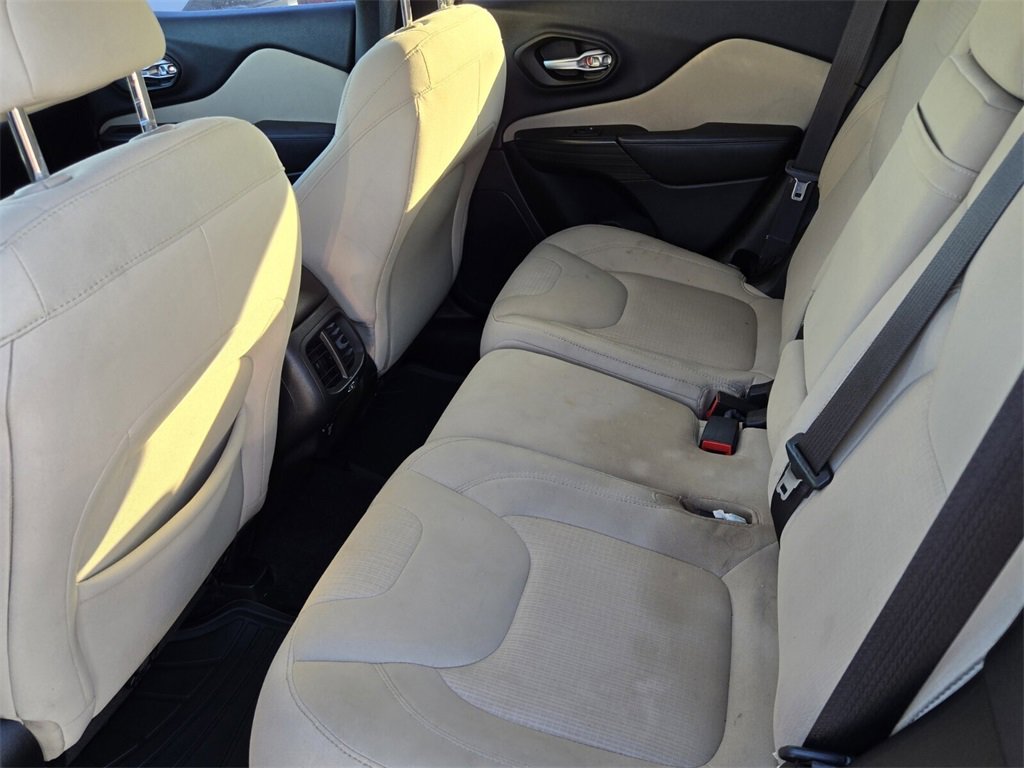 Used 2015 Jeep Cherokee Latitude image 12