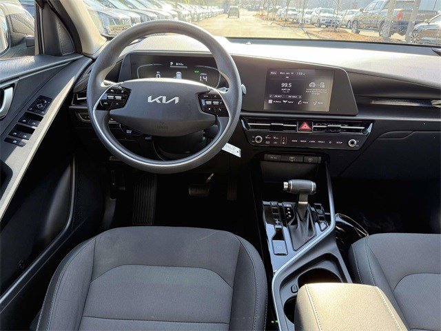 Used 2023 Kia Niro LX image 8
