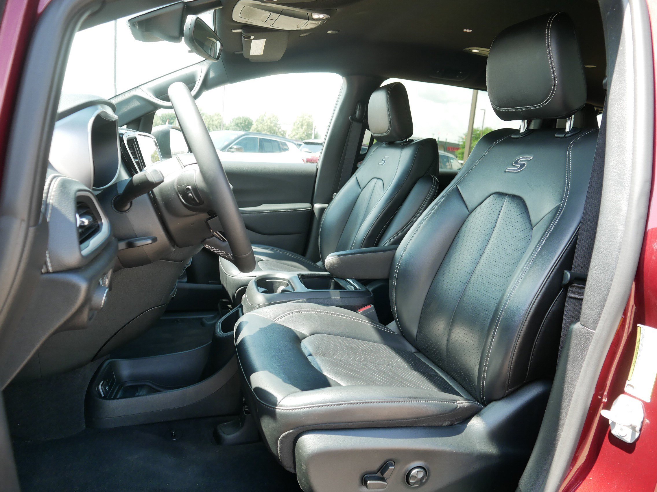 Used 2023 Chrysler Pacifica Touring-L w/ S Appearance Package FWD image 33