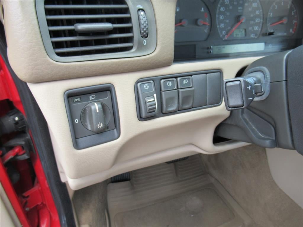 Used 2004 Volvo C70 HT FWD image 18