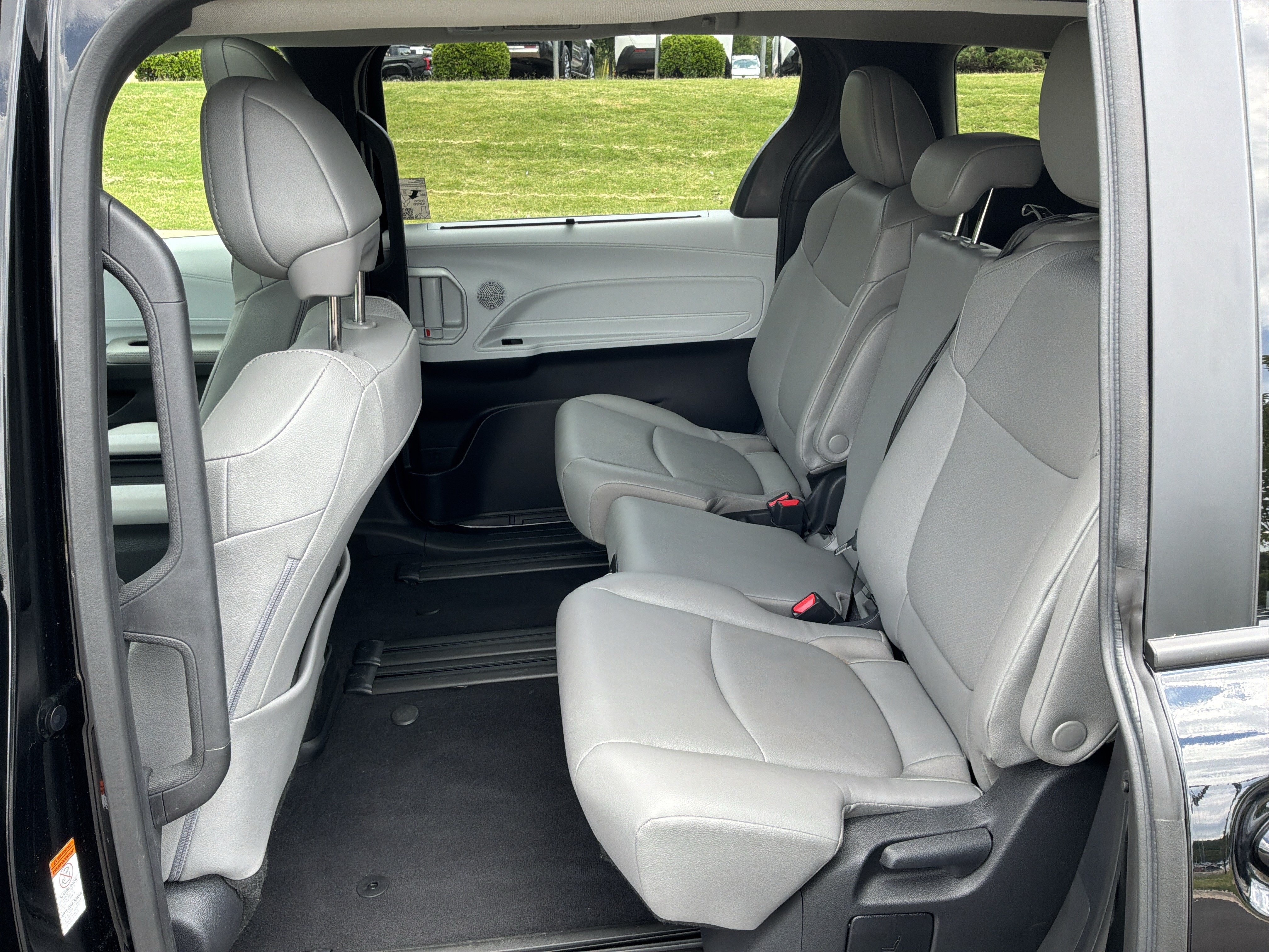 Used 2026 Toyota Sienna XLE FWD image 31