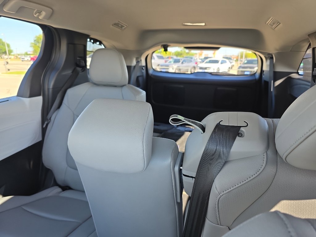 Used 2026 Toyota Sienna XLE image 7