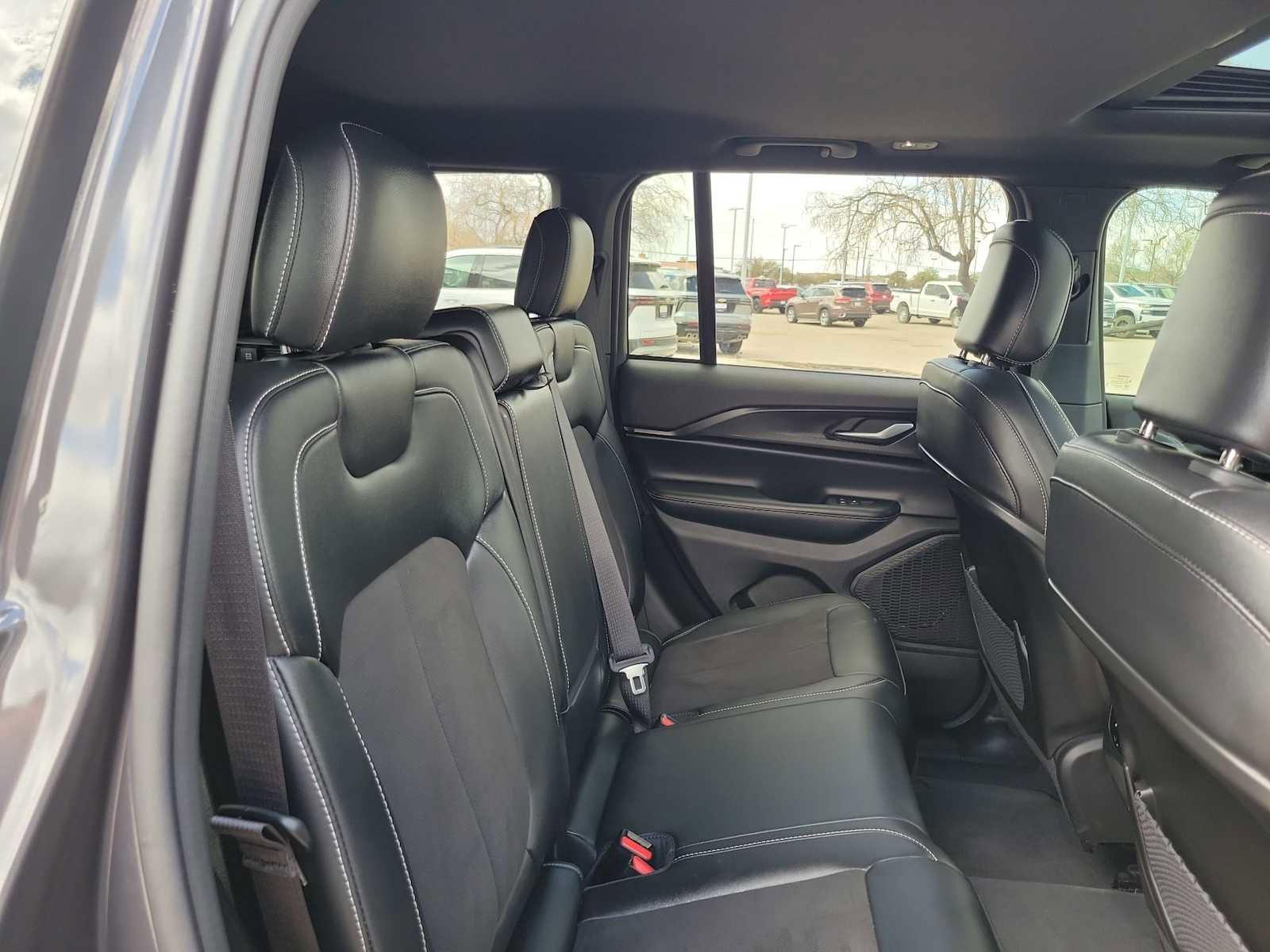 Used 2023 Jeep Grand Cherokee Altitude image 9