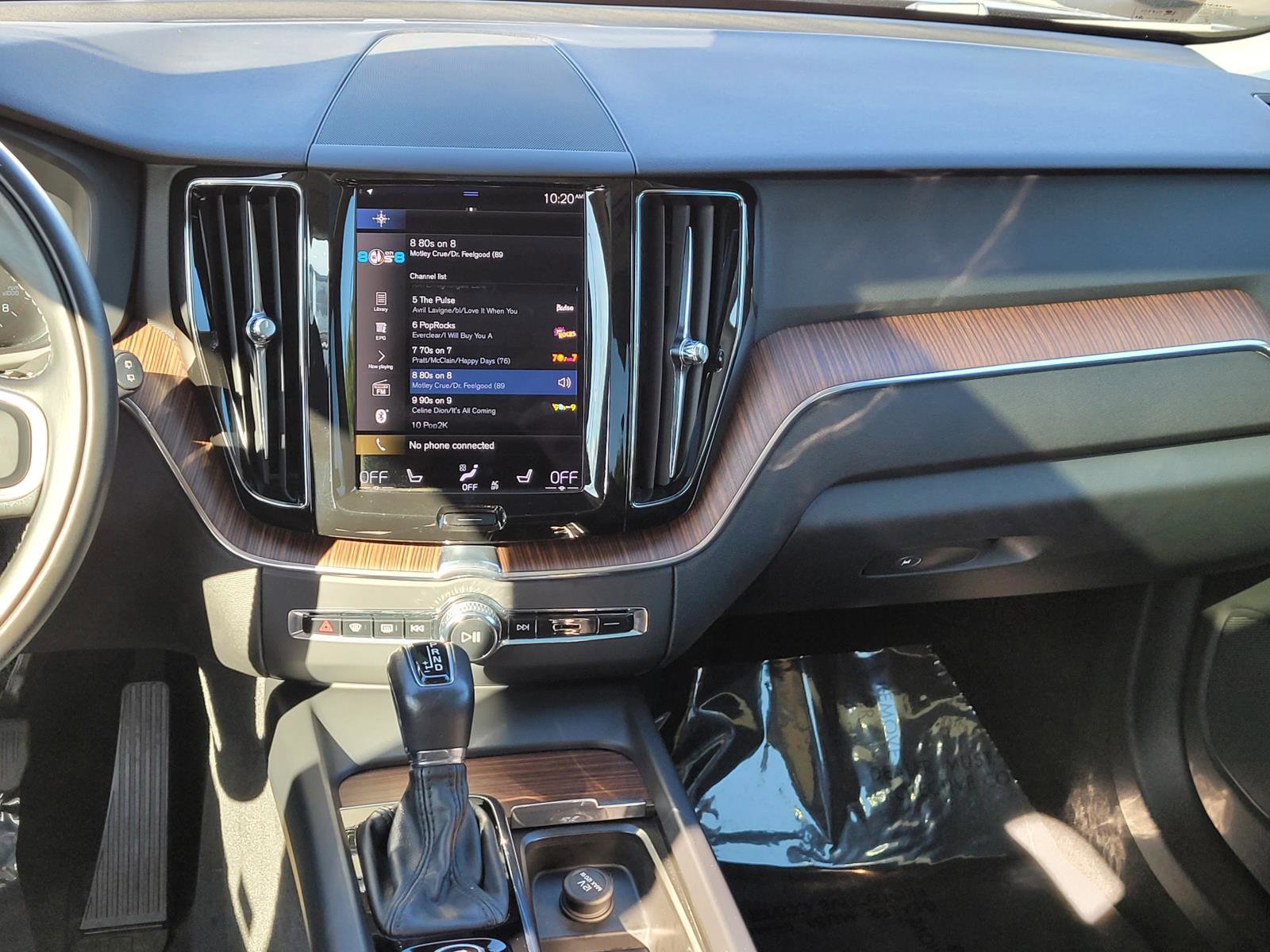 Used 2021 Volvo XC60 T6 Momentum w/ Premium Package image 12