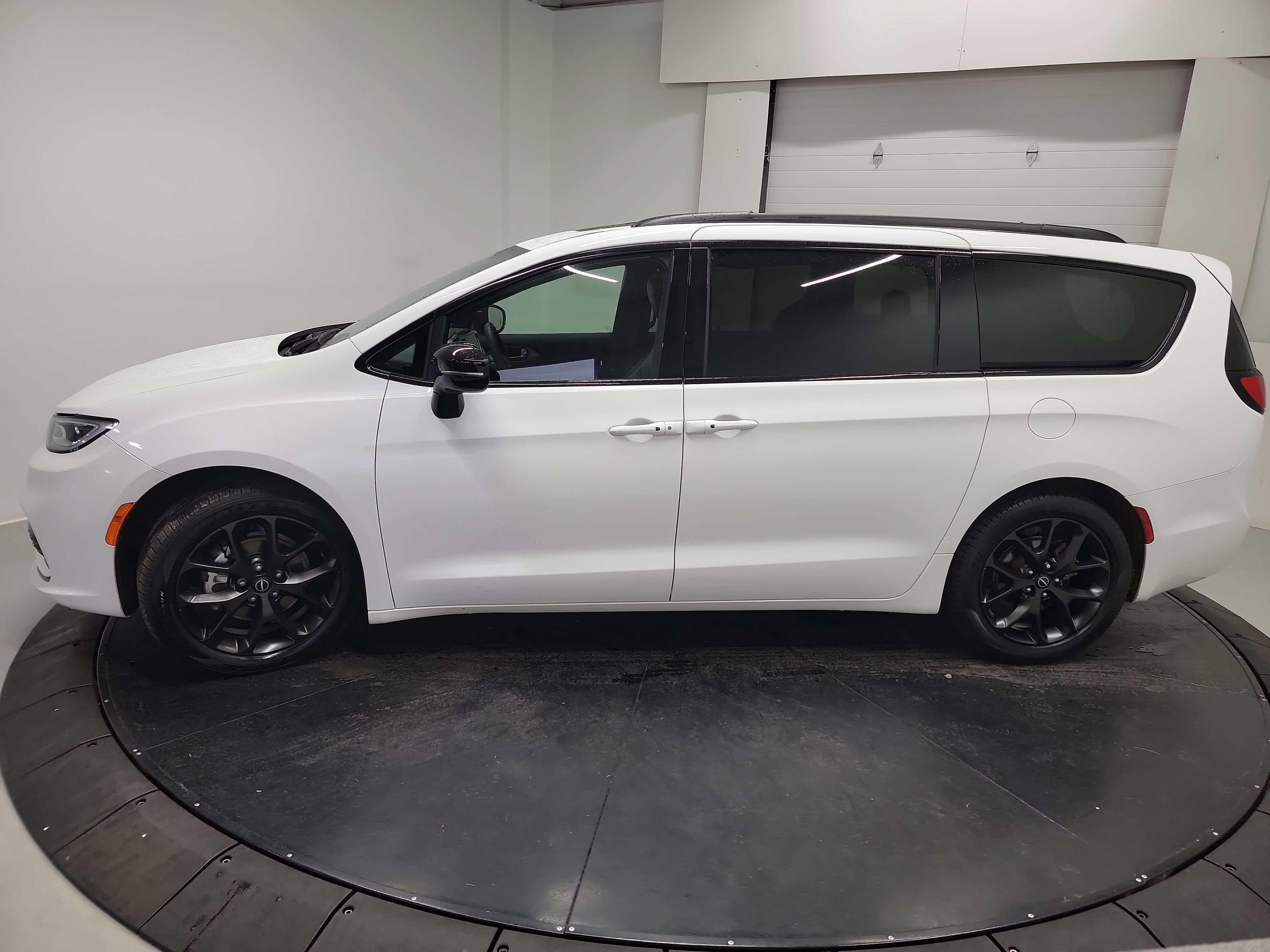 Used 2025 Chrysler Pacifica Limited FWD image 4