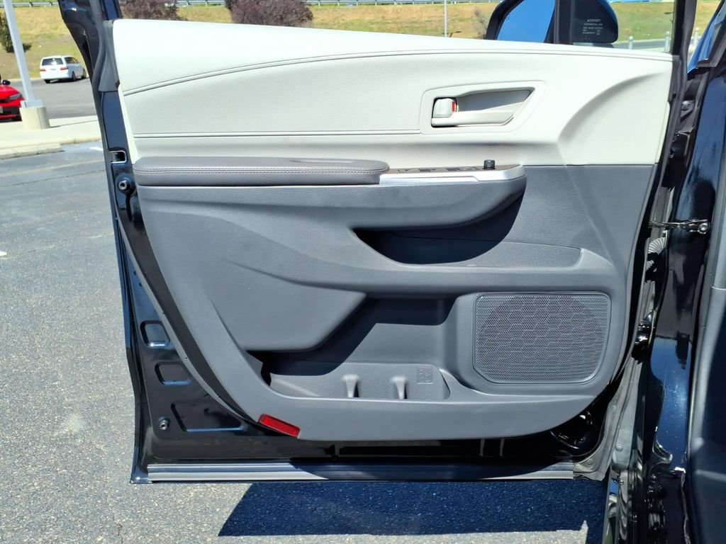 Used 2024 Toyota Sienna LE FWD image 6