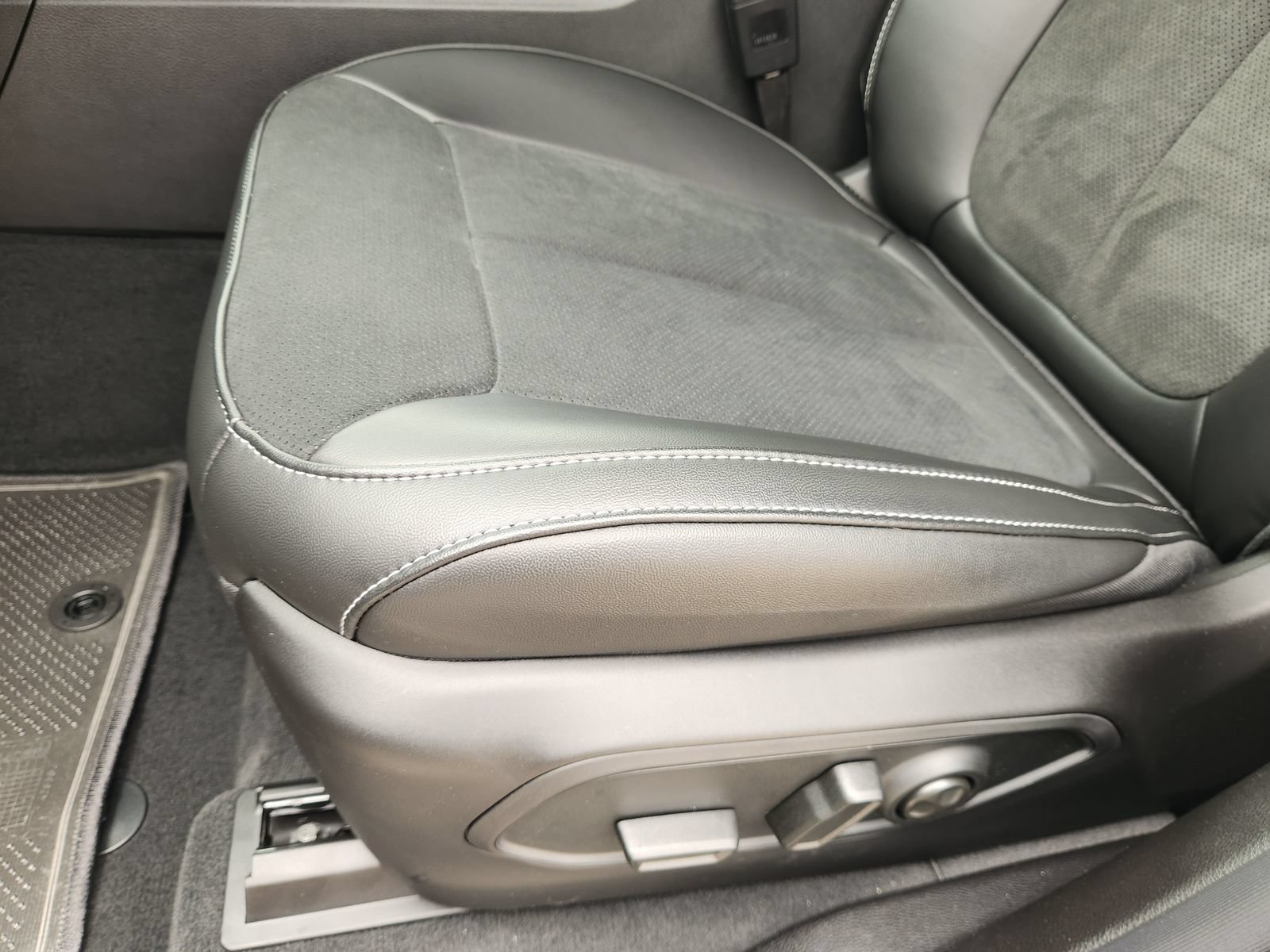 New 2026 Jeep Grand Cherokee Altitude RWD image 19