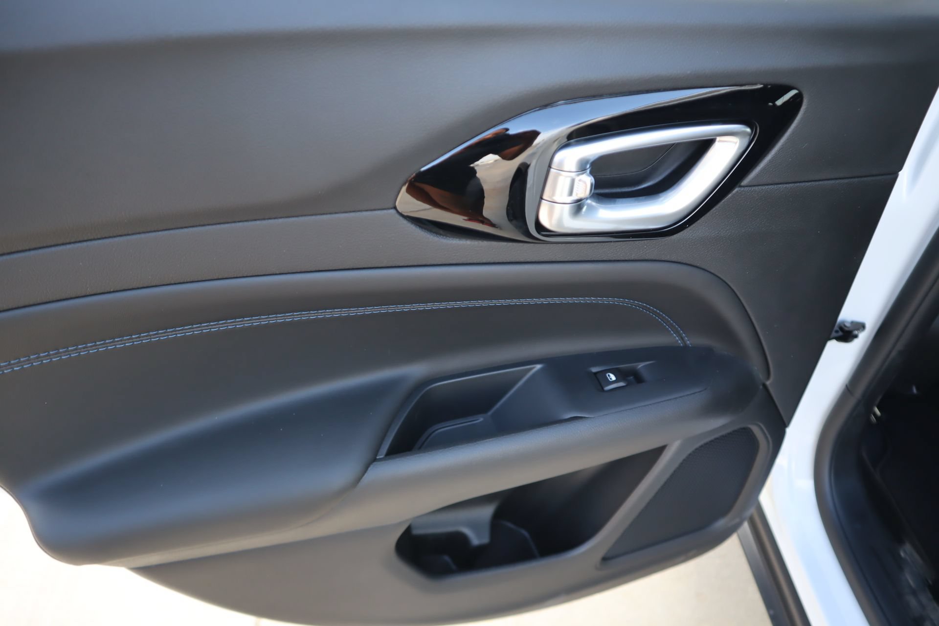 New 2026 Jeep Compass Latitude AWD/4WD image 16