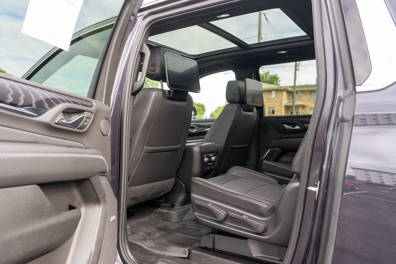 Used 2023 GMC Yukon XL Denali w/ Denali Reserve Package AWD/4WD image 31
