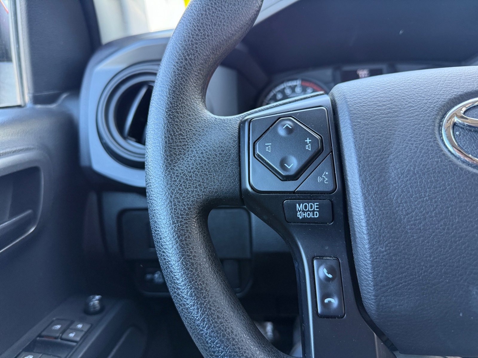 Used 2022 Toyota Tacoma SR AWD/4WD image 16