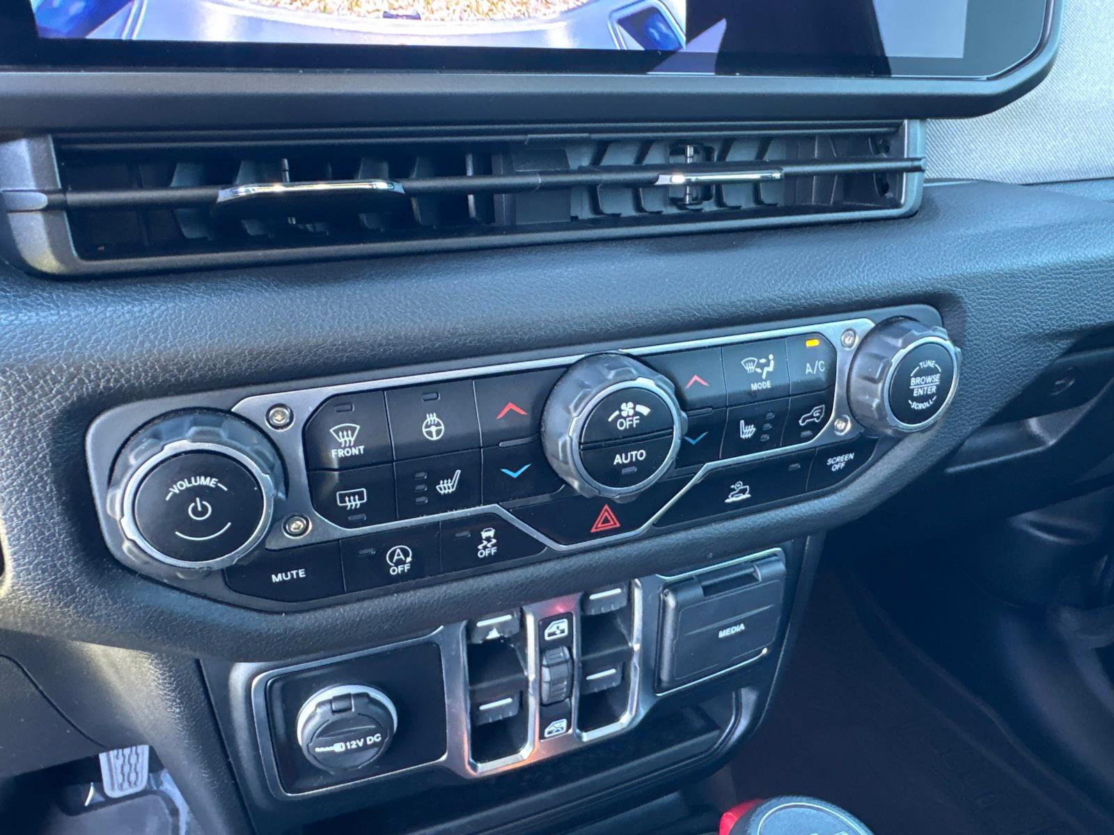 Certified 2024 Jeep Gladiator Sport AWD/4WD image 24