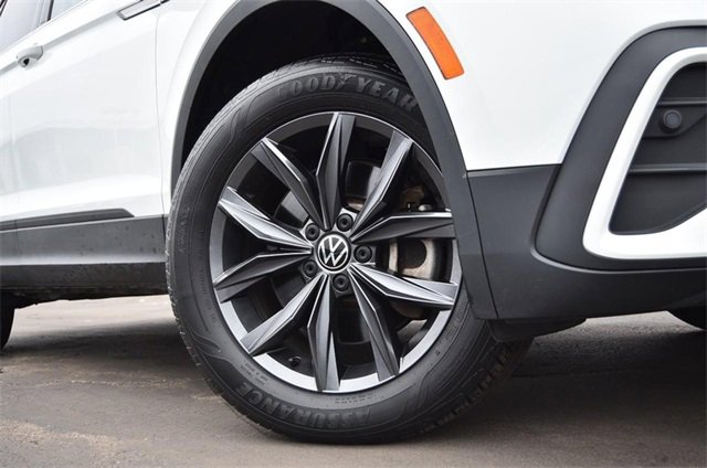 Certified 2022 Volkswagen Tiguan SE image 3