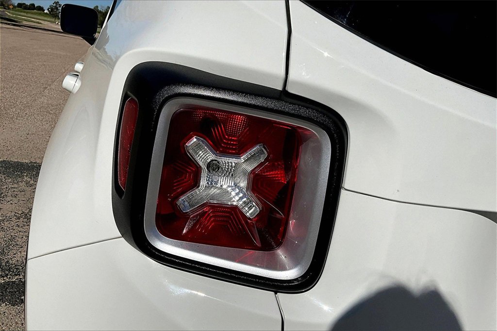 Used 2018 Jeep Renegade Limited w/ Safety & Security Group image 30