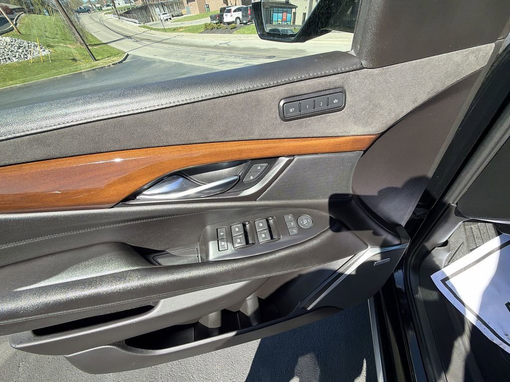 Used 2020 Cadillac Escalade Premium Luxury w/ Escalade Sport Edition image 19