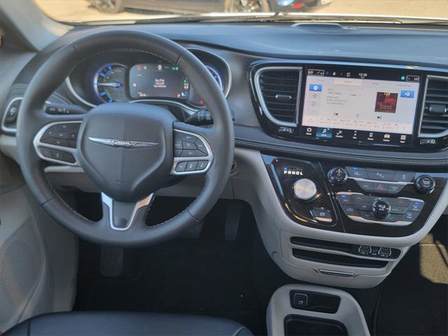 Certified 2024 Chrysler Pacifica Select image 19