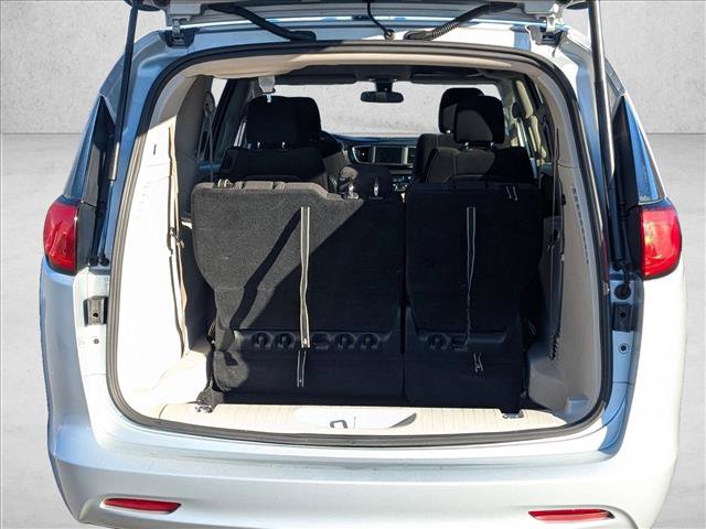 Used 2022 Chrysler Voyager LX image 6