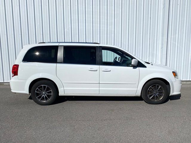 Used 2017 Dodge Grand Caravan SXT w/ Driver Convenience Group image 4