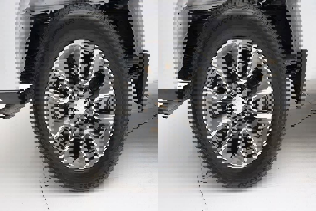 Used 2024 Chevrolet Silverado 1500 LT AWD/4WD image 7