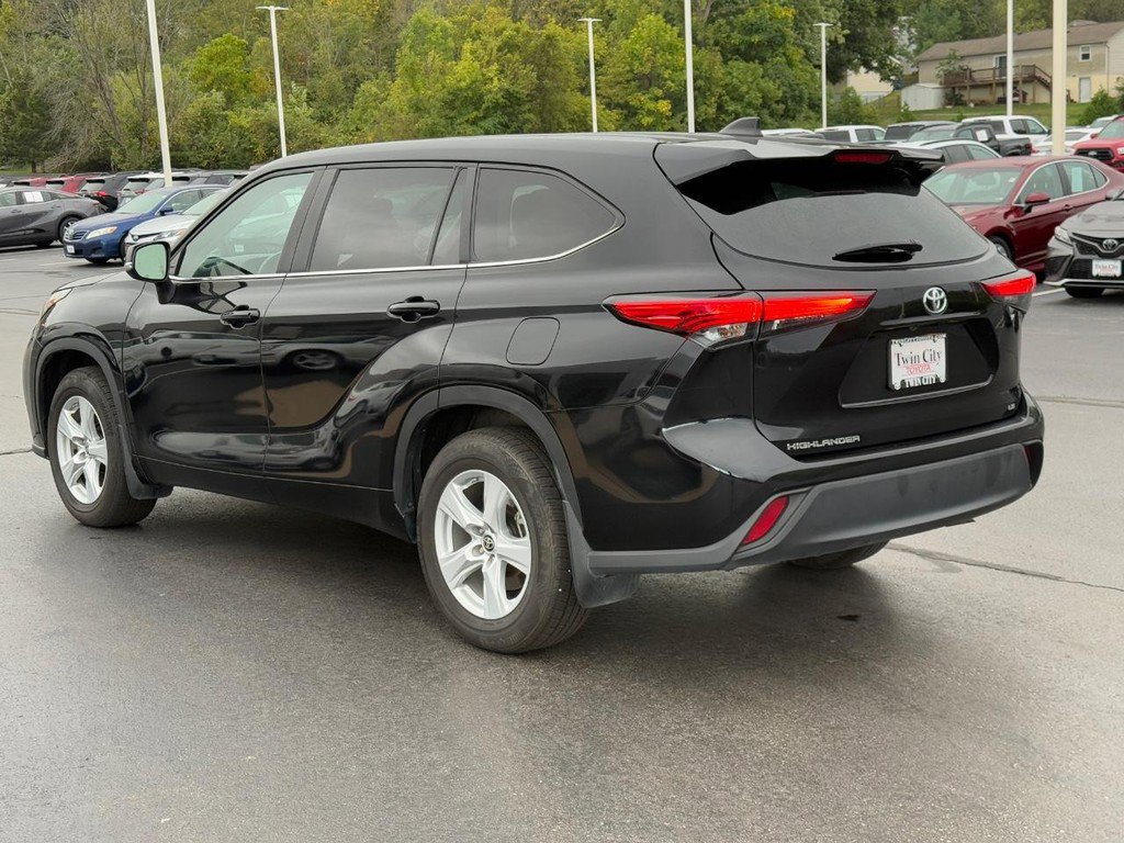Used 2023 Toyota Highlander LE image 7