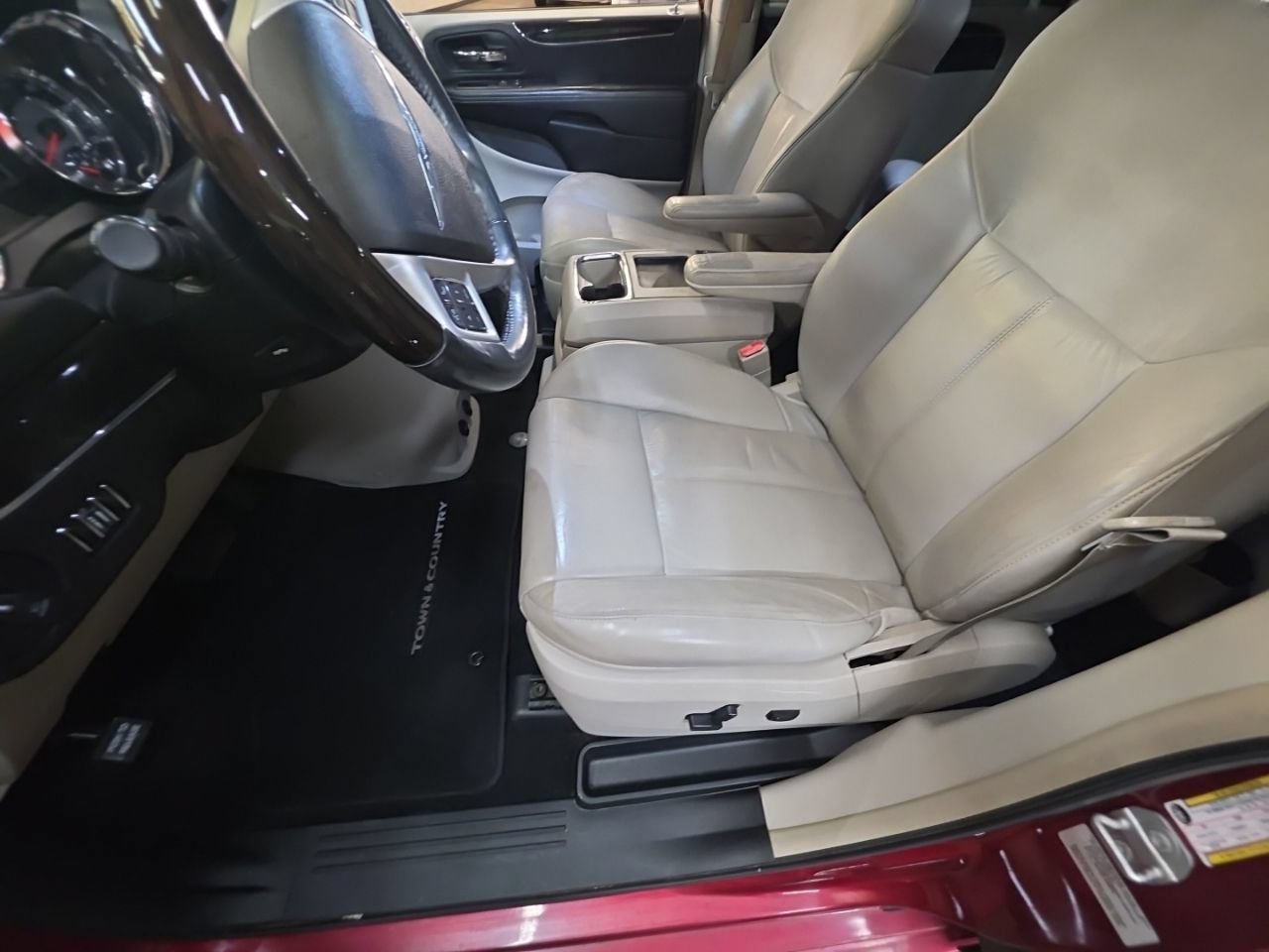 Used 2015 Chrysler Town & Country Limited Platinum FWD image 15
