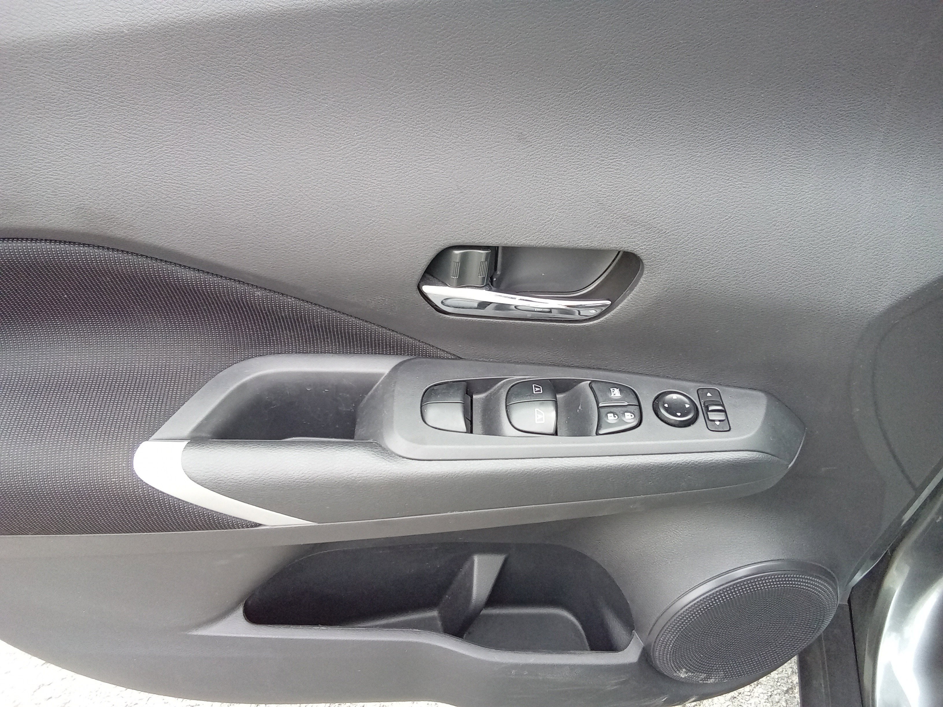 Used 2024 Nissan Kicks SV image 12