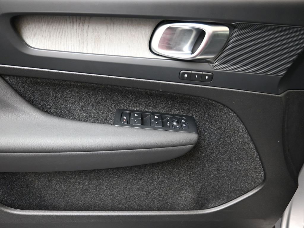Certified 2025 Volvo XC40 B5 Core image 21