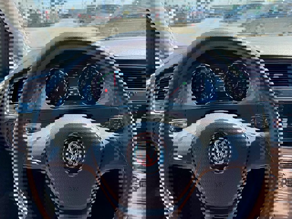 Used 2016 Volkswagen e-Golf SE w/ DC Fast Charging Package FWD image 20