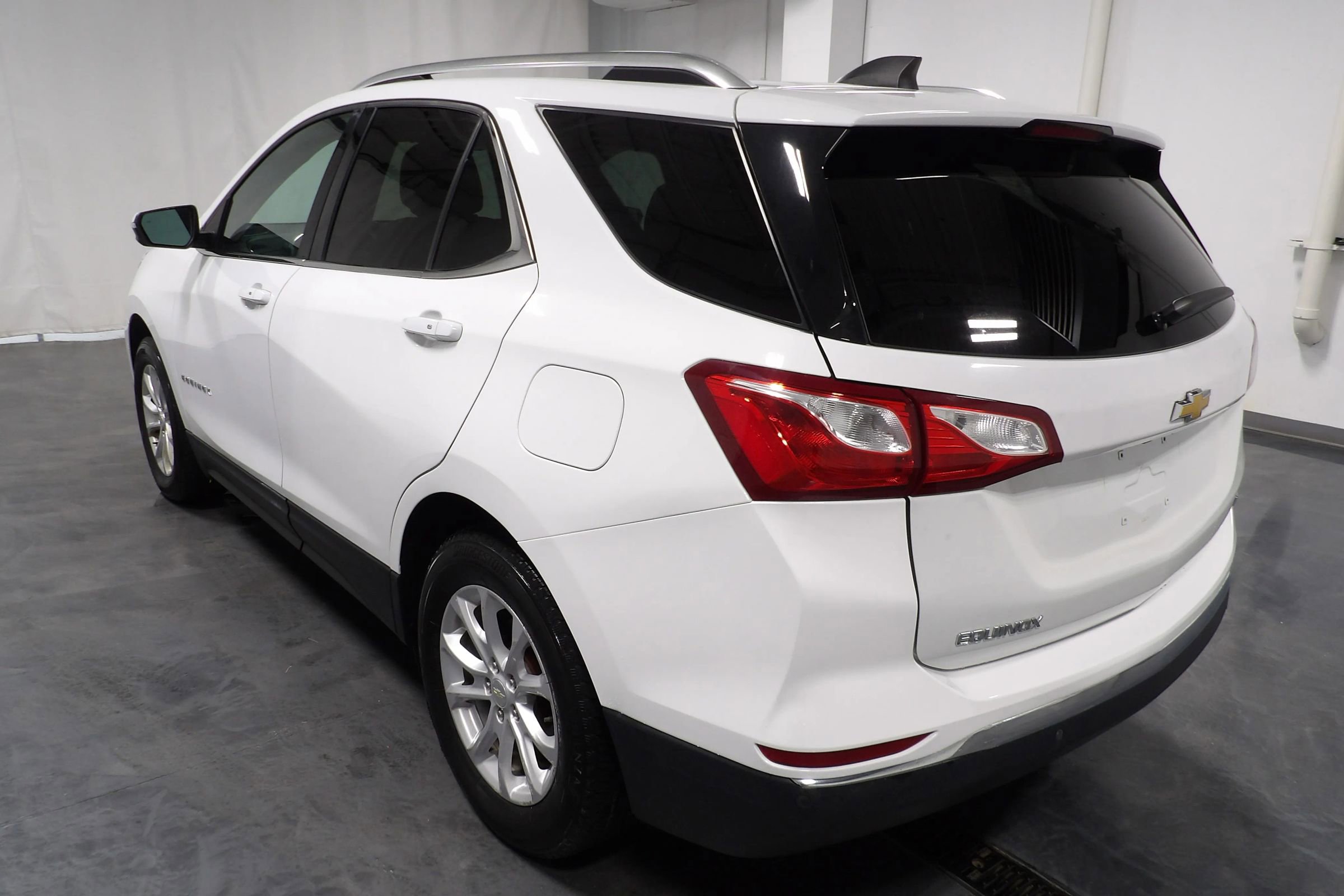 Used 2018 Chevrolet Equinox LT w/ Sun & Infotainment Package FWD image 5