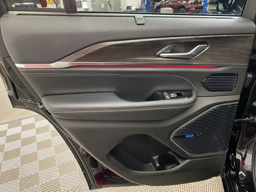 Used 2023 Jeep Grand Cherokee Overland w/ Luxury Tech Group IV image 21