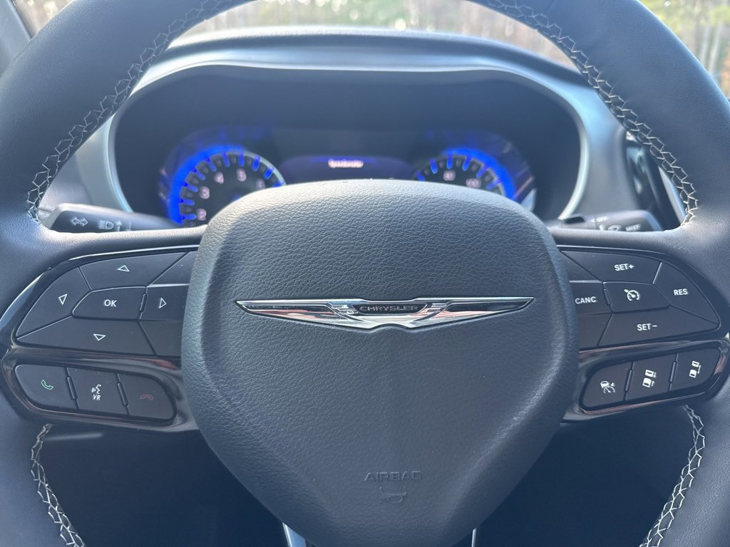 Used 2023 Chrysler Pacifica Touring-L w/ S Appearance Package image 16