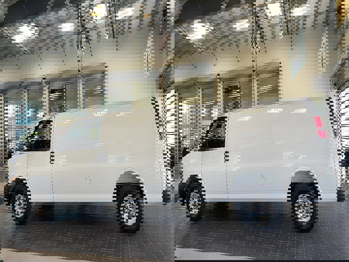 Used 2025 GMC Savana 3500 Extended RWD image 5