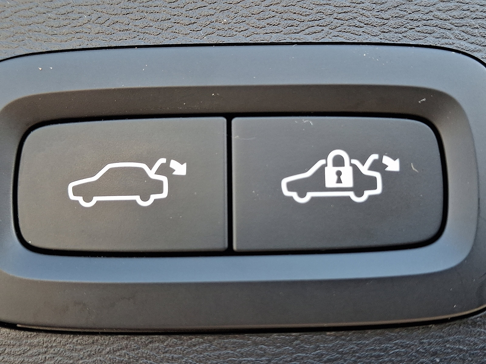 Used 2023 Volvo XC40 B5 Plus w/ Driver Assist Package image 30