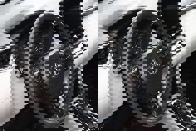 Used 2023 Toyota Corolla Cross L image 11